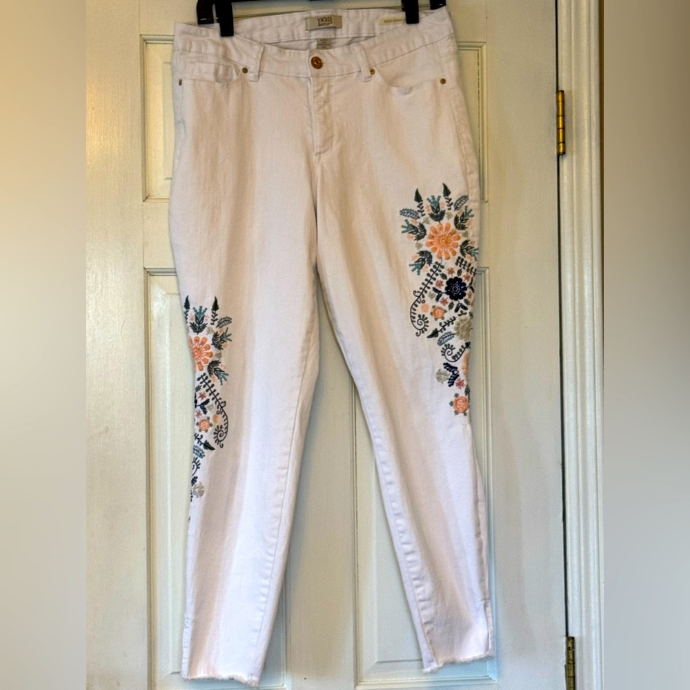 Vintage America Blue‎ Ankle Cropped Jeans with Floral Embroidery
